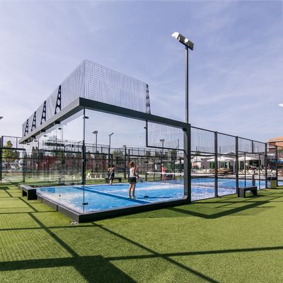 Panoramik Padel Mahkemesi Cam Padel Stadyumu 10 * 20m Beyaz Siyah LED Fırtına Işığı / Çelik Posta / Çelik Maş ile Özel
