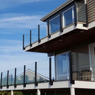 İç mekan Çerçevesiz Cam Çitme Eğri Merdivenler 10mm 12mm Kalınlıklı Sertleştirilmiş Cam Balkon Panelleri Çerçevesiz Cam Balustrası Çatı için
