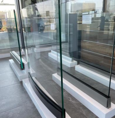 Custom 12mm Clear Tempered Glass With Aluminum U Channel For Railing Balustrade Balconies Patios