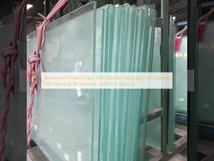 Balkon için kullanılan Baluster ve 304 316 Paslanmaz Stell Handrail Aksesuarları ile Sıvı Dondurulmuş Cam